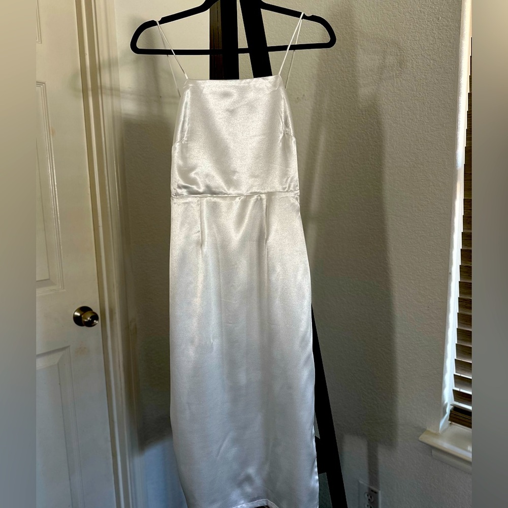 NWT. White satin midi dress featuring a square neckline.
Brand - Lulus